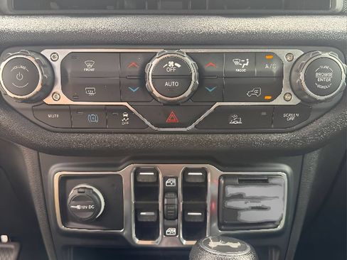 Used 2024 Jeep Wrangler Unlimited AWD/4WD image 17