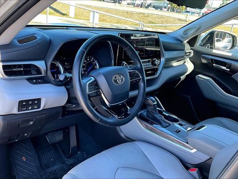 Used 2021 Toyota Highlander Platinum image 18