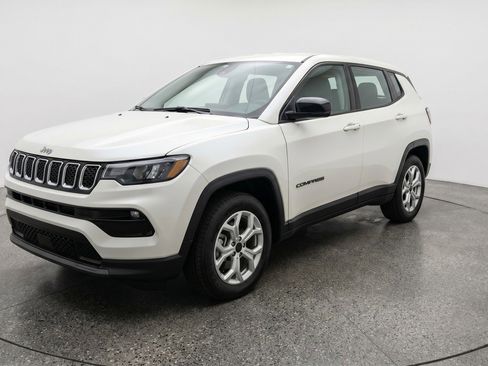 Used 2025 Jeep Compass Latitude AWD/4WD image 3