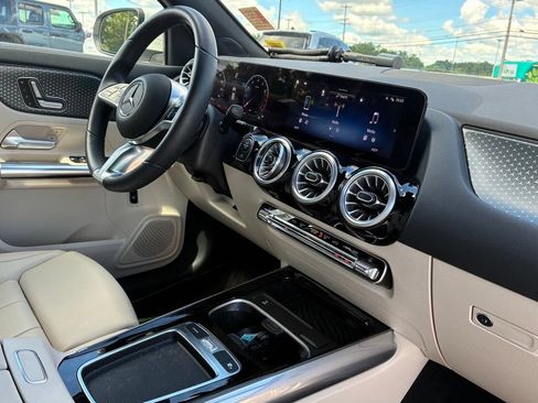 Used 2025 Mercedes-Benz GLA 250 4MATIC image 42