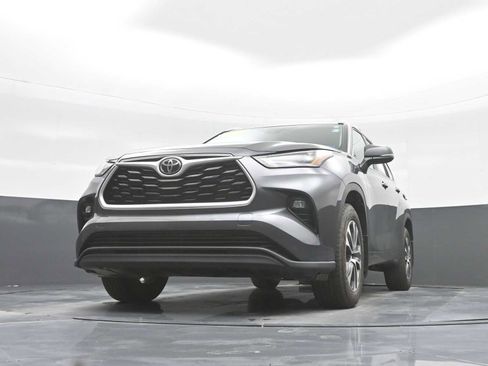 Used 2024 Toyota Highlander XLE image 30