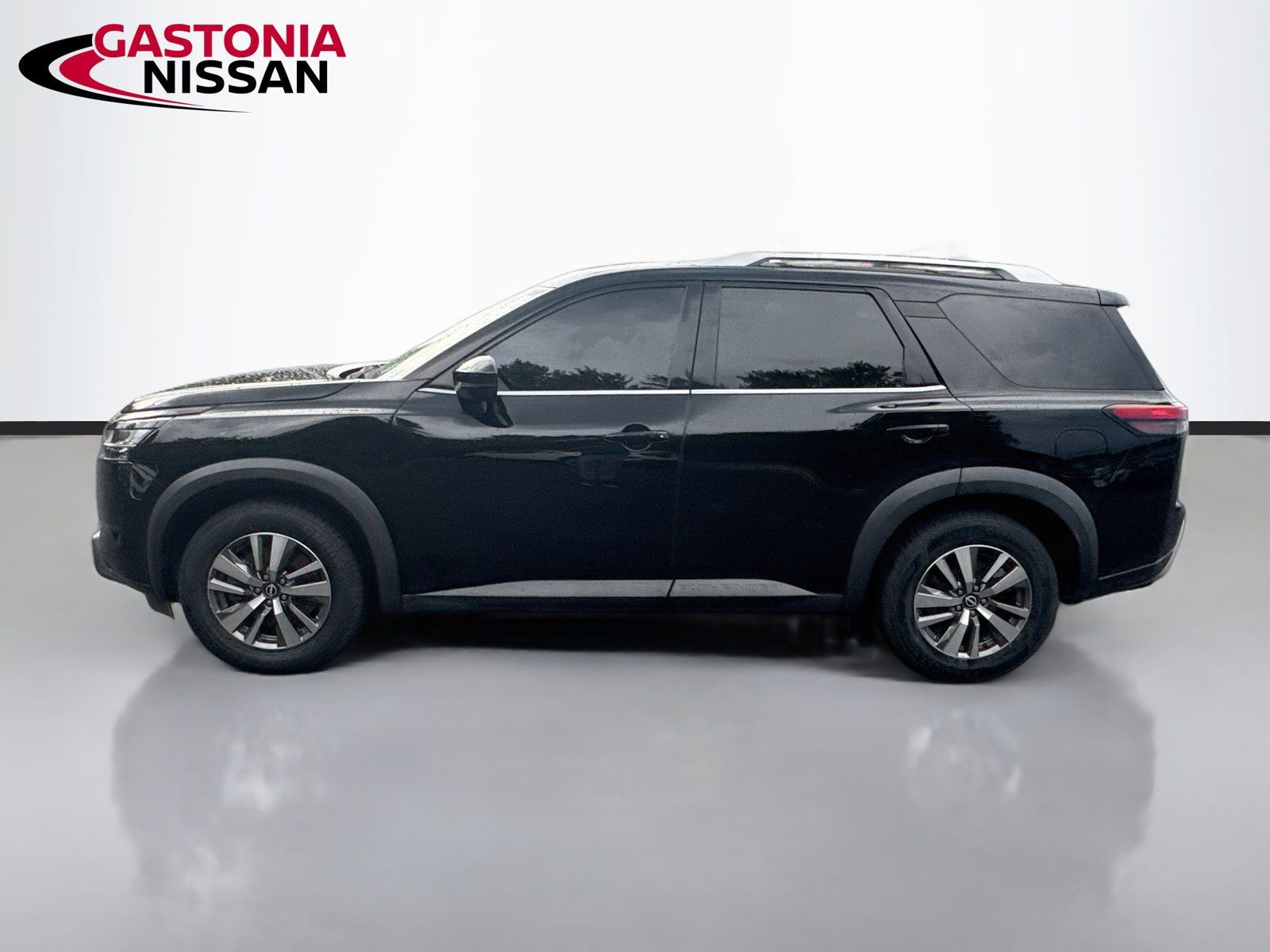 Used 2022 Nissan Pathfinder SL w/ Lighting Package (N92) FWD image 5