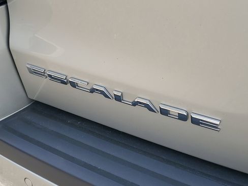 Used 2015 Cadillac Escalade Premium image 29