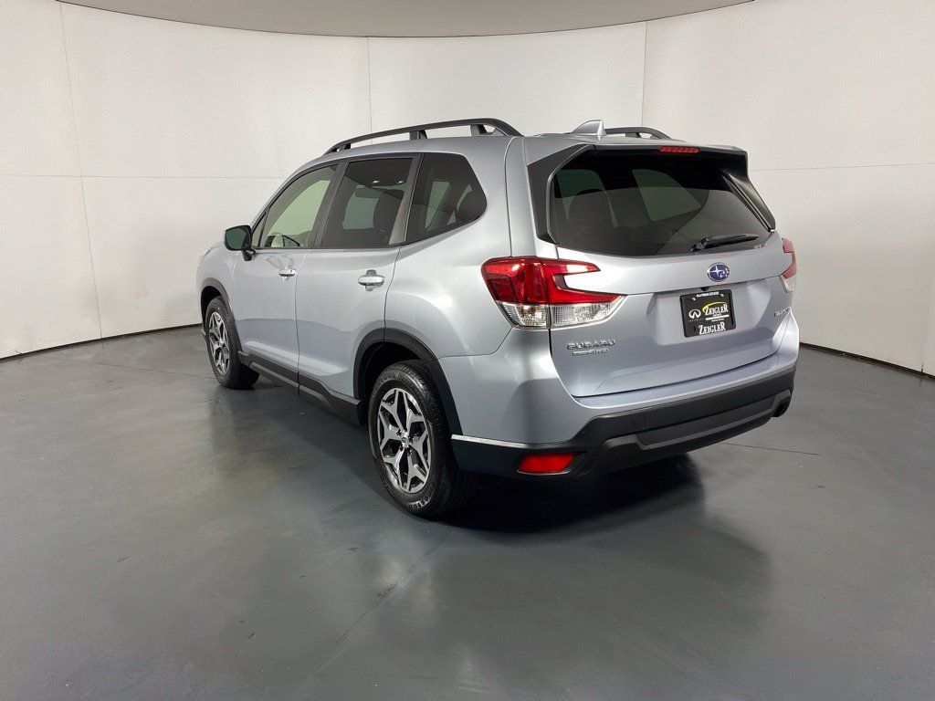 Used 2022 Subaru Forester Premium AWD/4WD image 5