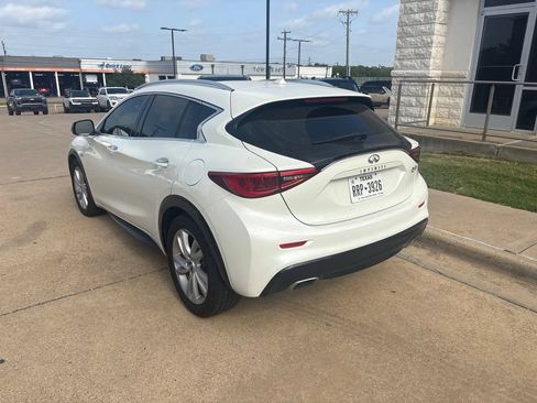 Used 2018 INFINITI QX30 Premium FWD image 3