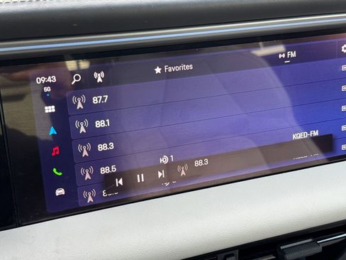 Certified 2025 Porsche Macan Electric RWD image 22