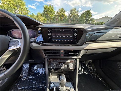 Used 2023 Volkswagen Taos SEL image 11