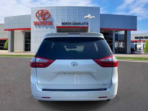 Used 2017 Toyota Sienna XLE w/ XLE Navigation Package FWD image 5