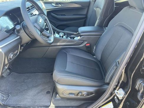 New 2025 Jeep Grand Cherokee Laredo image 9