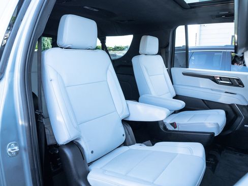 Used 2025 Chevrolet Suburban Premier AWD/4WD image 20