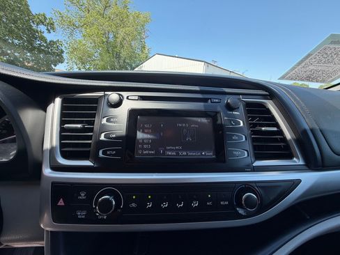 Used 2015 Toyota Highlander LE AWD/4WD image 20