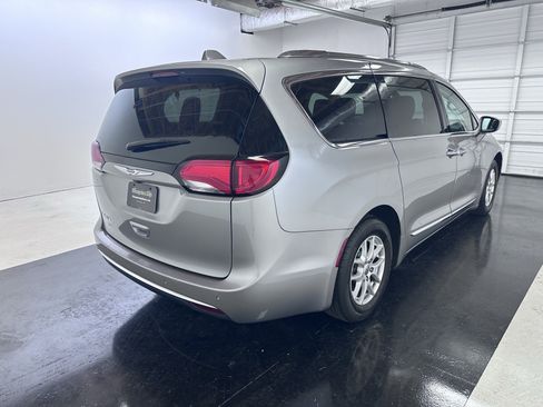 Used 2020 Chrysler Pacifica Touring-L FWD image 36