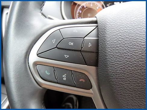 Used 2019 Jeep Cherokee Latitude Plus w/ Comfort/Convenience Group AWD/4WD image 16