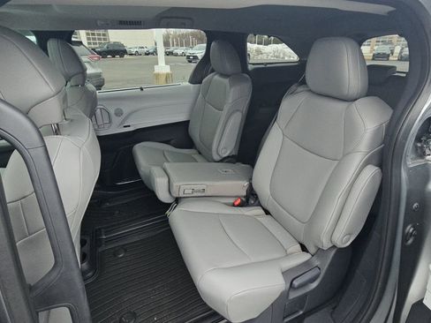 Used 2026 Toyota Sienna XLE image 27