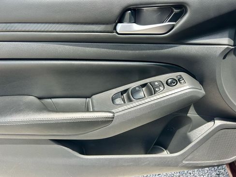 Used 2024 Nissan Altima 2.5 SV FWD image 8