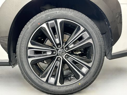 Used 2024 Toyota bZ4X FWD image 11
