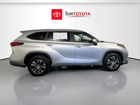 Used 2023 Toyota Highlander XLE image 2