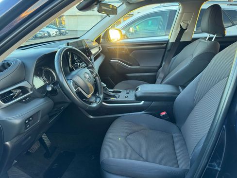 Used 2025 Toyota Highlander LE image 27