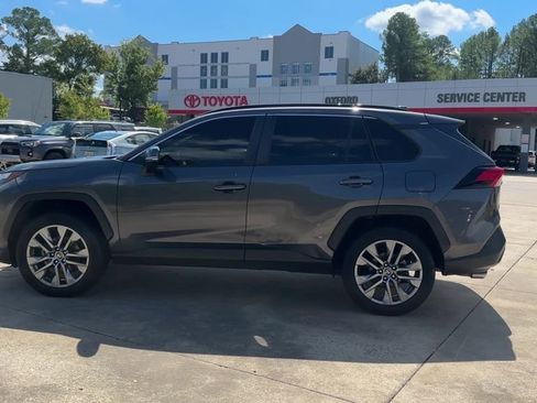 Used 2022 Toyota RAV4 XLE Premium image 3