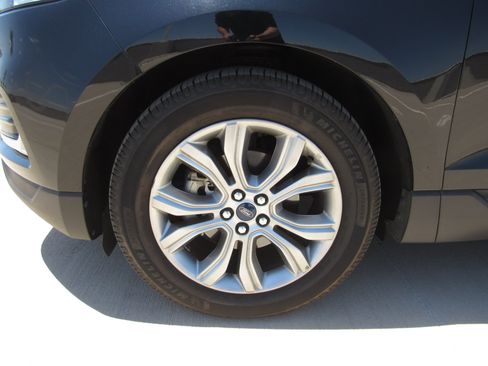 Used 2019 Ford Edge Titanium FWD image 4