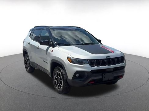 Used 2025 Jeep Compass Trailhawk AWD/4WD image 3
