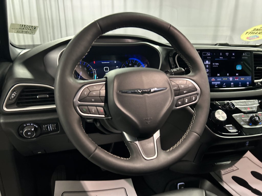 Used 2026 Chrysler Pacifica Select FWD image 15