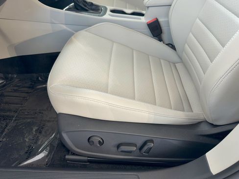 Used 2024 Volkswagen Jetta SE w/ Panoramic Sunroof Package FWD image 16