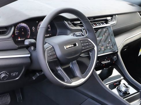 New 2025 Jeep Grand Cherokee Altitude image 10