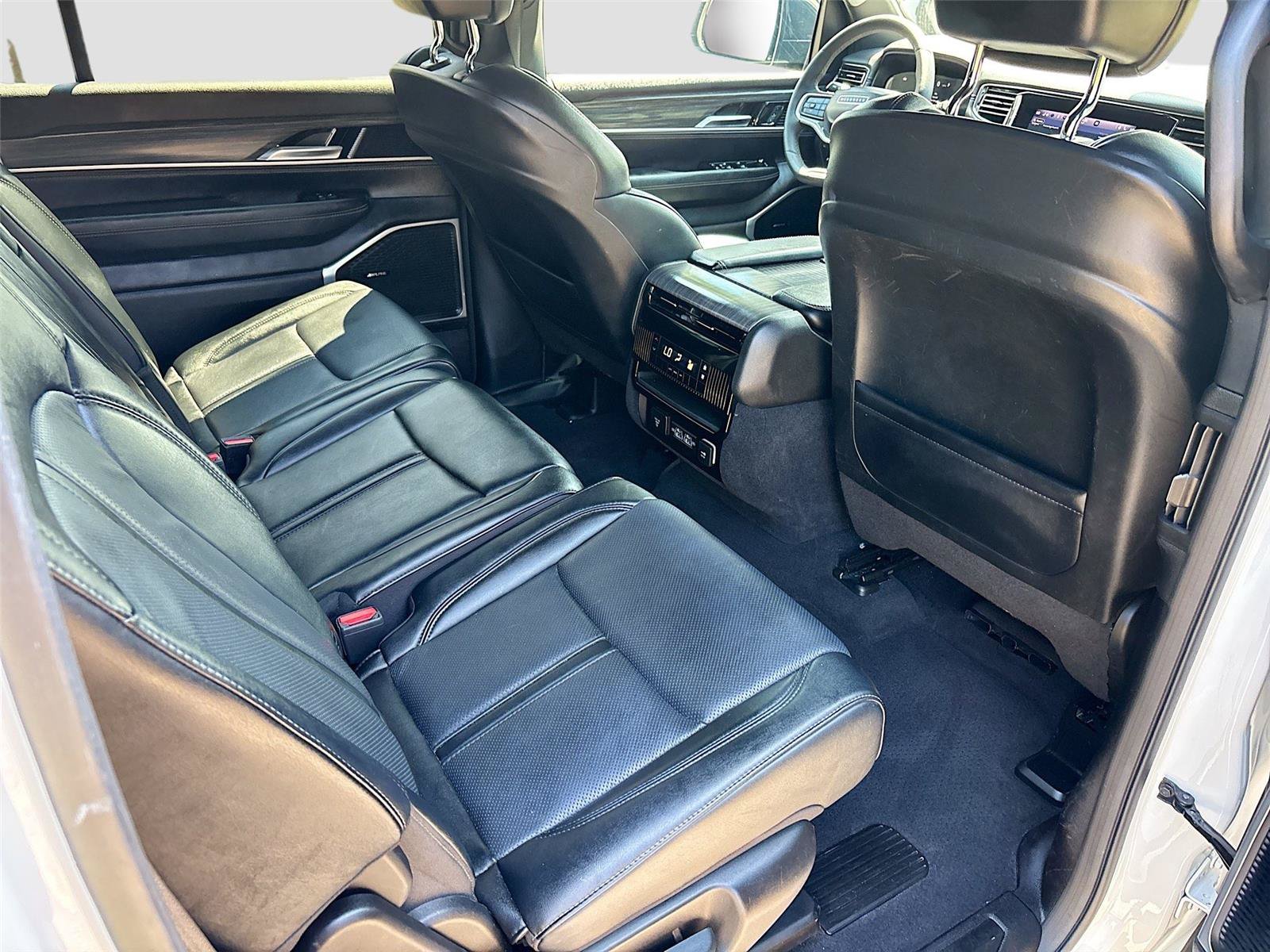 Used 2024 Jeep Wagoneer L Series II RWD image 28