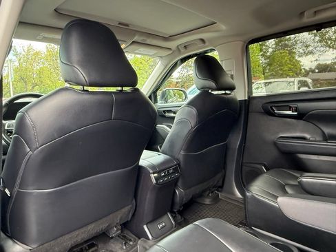 Used 2023 Toyota Highlander XLE AWD/4WD image 17