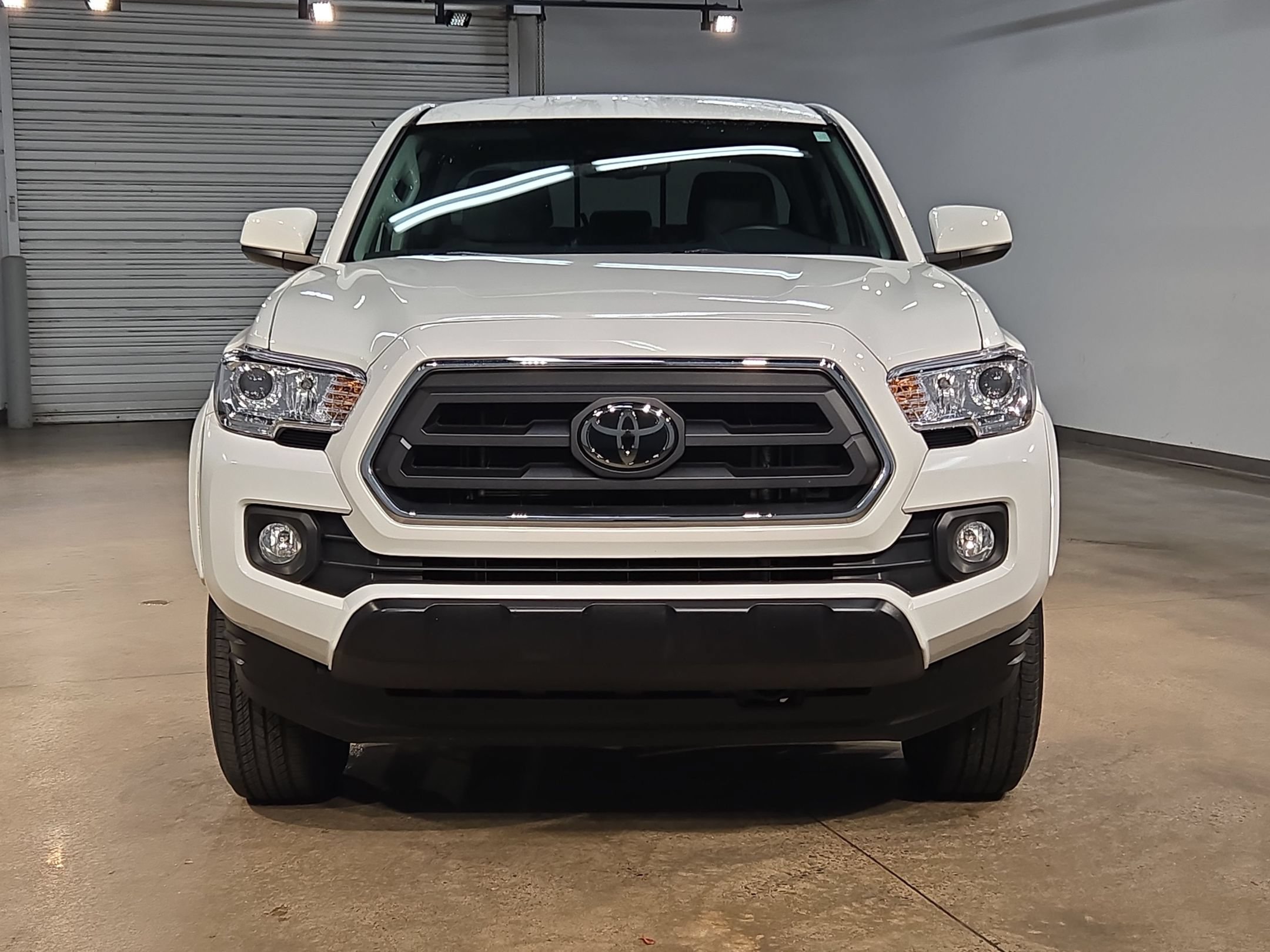 Used 2022 Toyota Tacoma SR5 RWD image 2