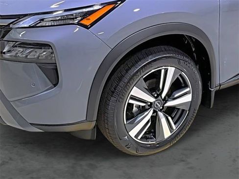 Used 2025 Nissan Rogue SL AWD/4WD image 7