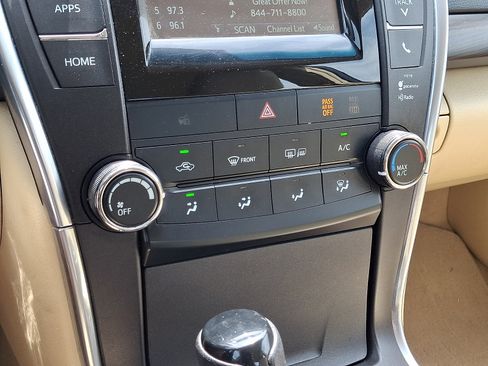 Used 2015 Toyota Camry LE FWD image 16