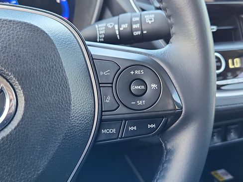 Used 2022 Toyota Corolla Cross XLE w/ Convenience Package image 19