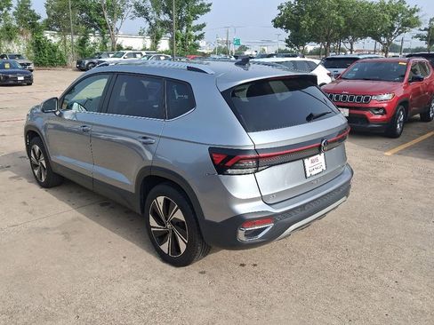 Used 2025 Volkswagen Taos SE AWD/4WD image 8