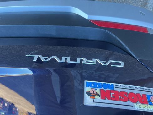 Certified 2025 Kia Carnival EX image 29