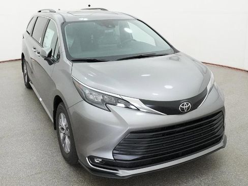 New 2026 Toyota Sienna XLE image 6