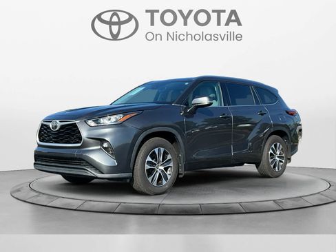 Used 2020 Toyota Highlander XLE AWD/4WD image 1
