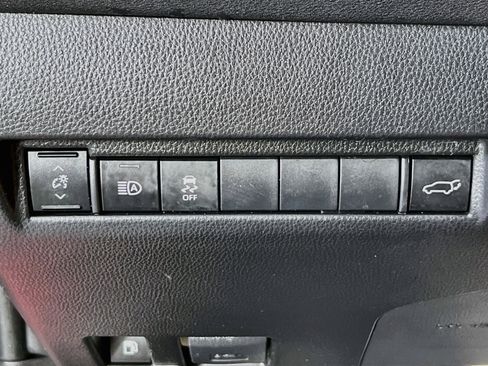 Used 2022 Toyota Venza XLE AWD/4WD image 10