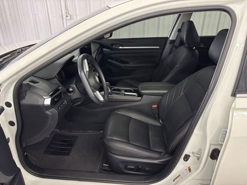 Used 2023 Nissan Altima 2.5 SR w/ SR Premium Package FWD image 2