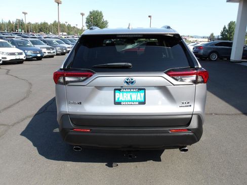 Used 2021 Toyota RAV4 XLE Premium AWD/4WD image 4