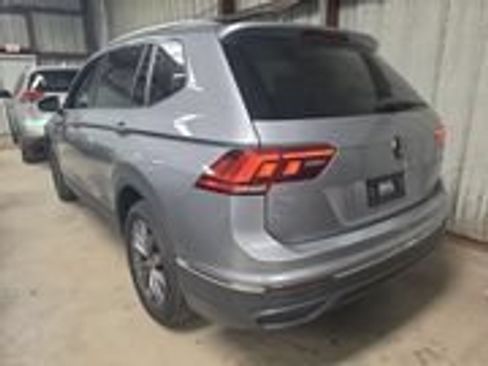 Used 2022 Volkswagen Tiguan SE w/ Panoramic Sunroof Package AWD/4WD image 5