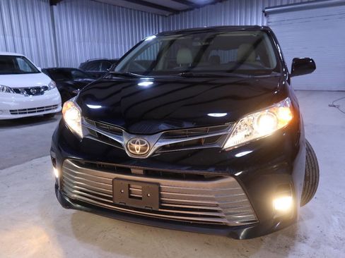 Used 2019 Toyota Sienna XLE 8 Passenger 4dr Mini Van image 39
