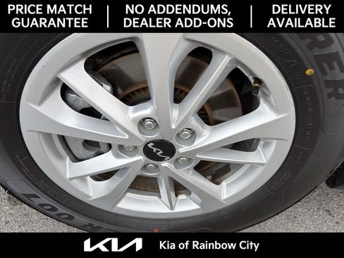 Used 2022 Kia Carnival LX image 11