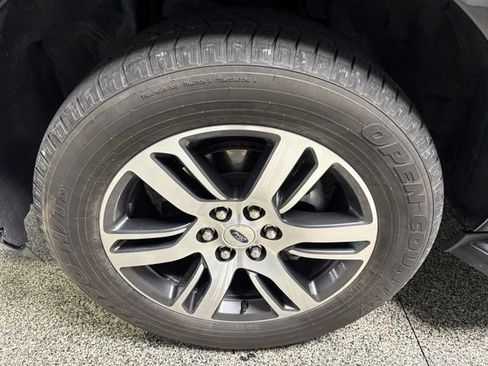 Used 2024 Ford Expedition Limited AWD/4WD image 3