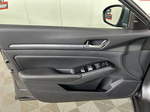Used 2023 Nissan Altima 2.5 SV FWD image 11