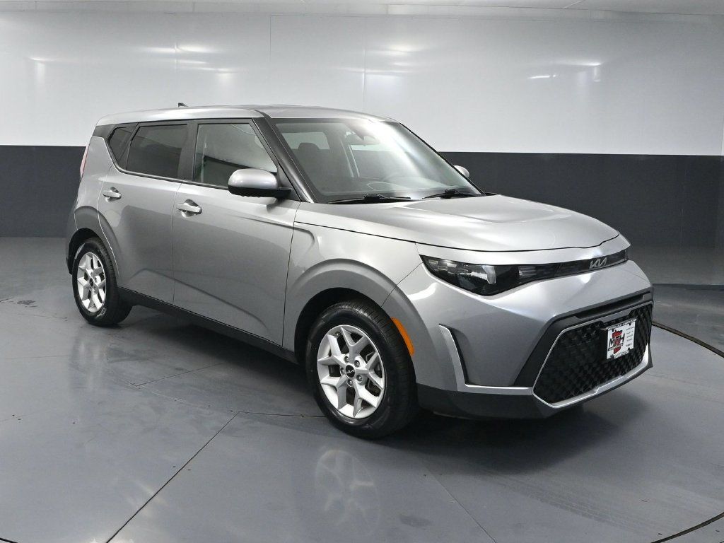 Used 2023 Kia Soul LX w/ LX Technology Package FWD image 1