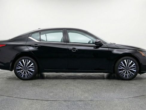 Used 2025 Nissan Altima 2.5 SV FWD image 11