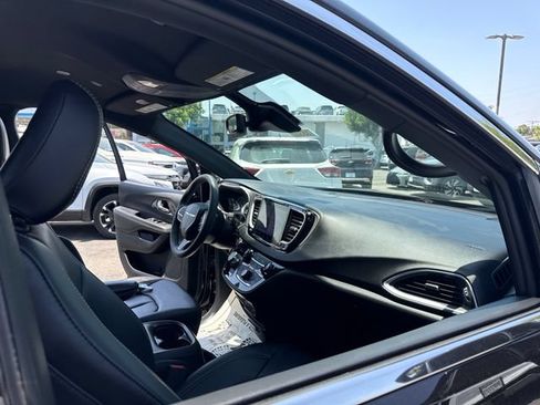 Used 2025 Chrysler Pacifica Select FWD image 33