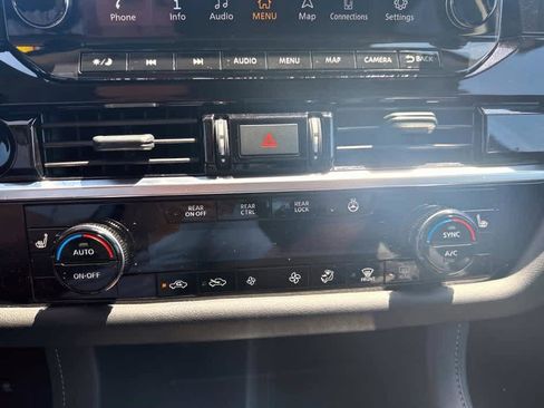 Used 2025 Nissan Pathfinder SL AWD/4WD image 33